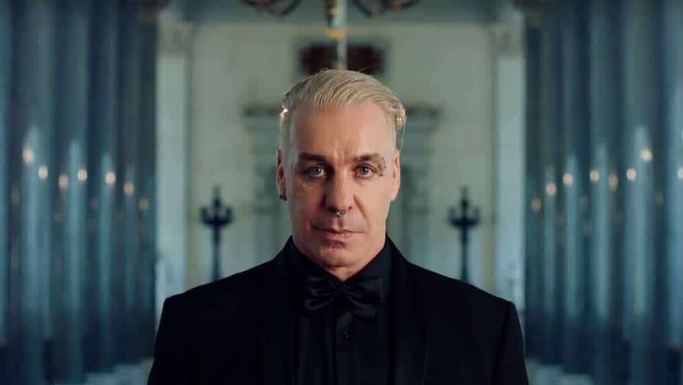 Read more about the article O Till Lindemann κυκλοφόρησε ένα προκλητικό βίντεο για το τραγούδι “Prostitution”