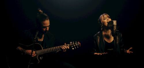 Read more about the article Οι Enemy Inside κυκλοφορούν το νέο τους βίντεο για την ακουστική εκδοχή του “Black and Gold”