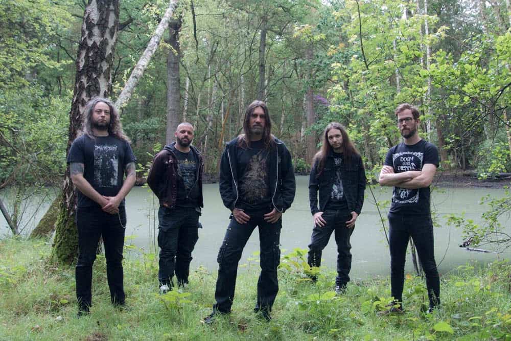 Read more about the article Οι θρύλοι του doom/death metal Marche Funèbre ετοιμάζονται να κυκλοφορήσουν το υπέροχο νέο τους άλμπουμ…