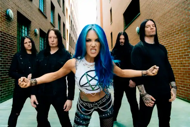 Read more about the article Οι ARCH ENEMY παρουσιάζουν ένα music video για το κομμάτι “Blood Dynasty”