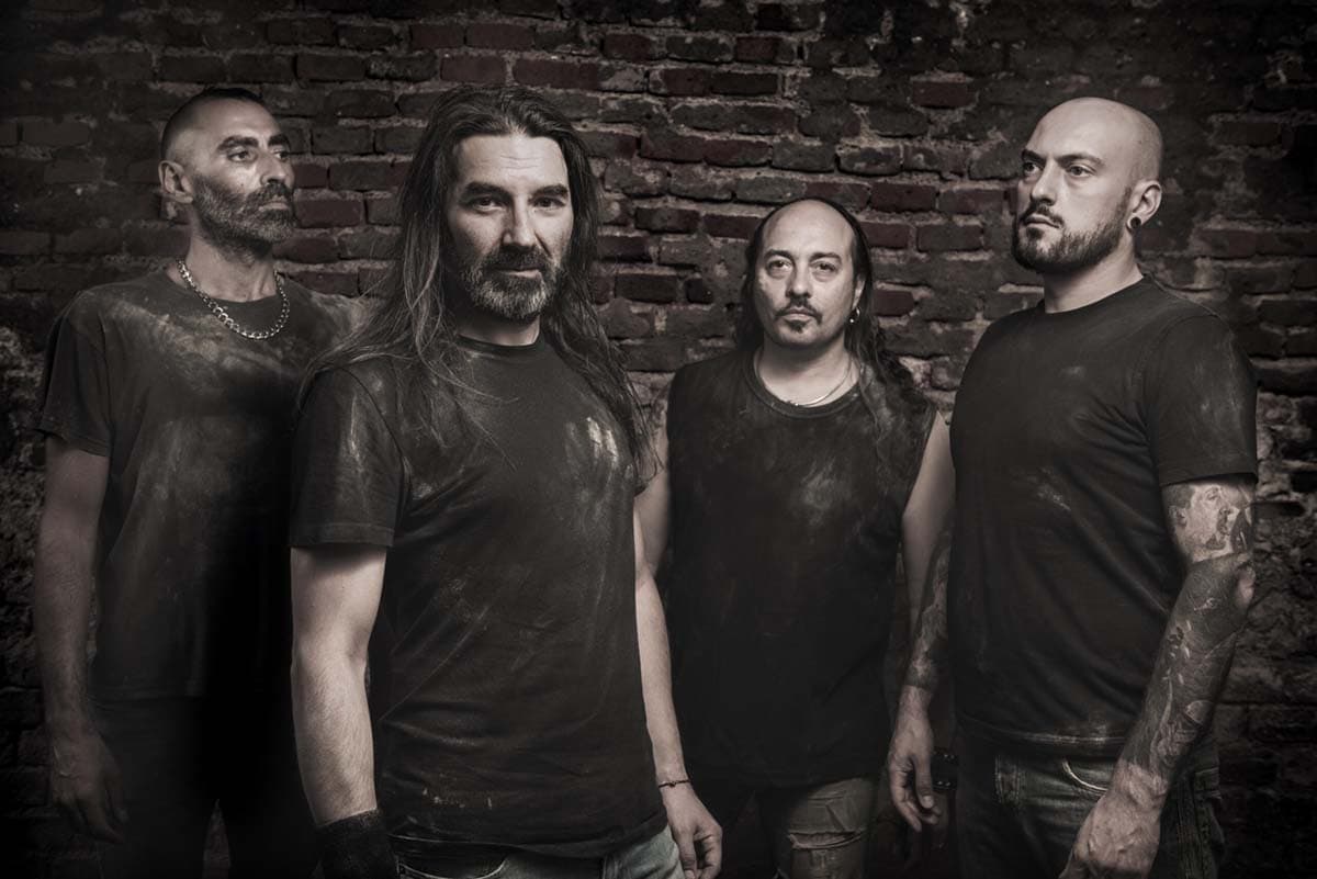 Read more about the article Οι IRREVERENCE παρουσιάζουν το νέο video clip “Black Hearts”