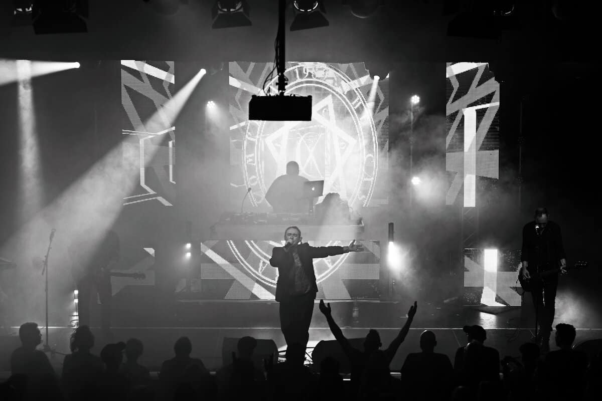 Read more about the article Η θρυλική μπάντα The Cassandra Complex, πρωτοπόρος της darkwave και industrial rock σκηνής, για μία…