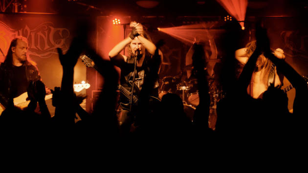 Read more about the article Οι CRAVING ανακοινώνουν το πρώτο τους live άλμπουμ, «Calling the Sirens of the Old Fortress…