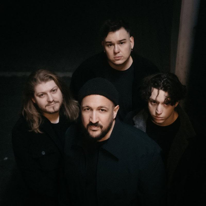 Read more about the article Οι SENNA κυκλοφορούν το νέο single «Drunk Dial Anthem» – Το ντεμπούτο άλμπουμ «Stranger To…
