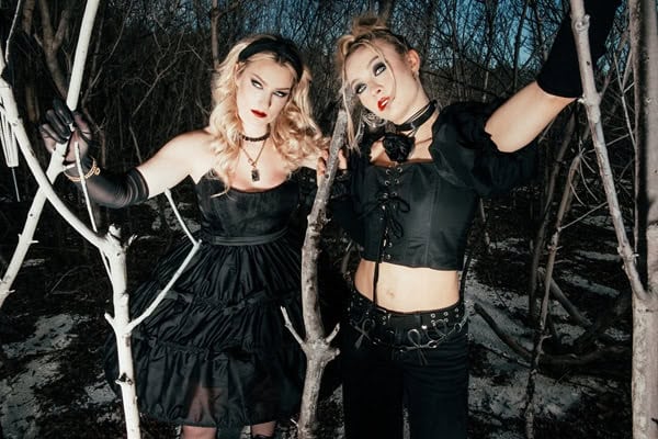 Read more about the article Οι THE PRETTY WILD κυκλοφορούν το νέο single «Omens» μέσω της Sumerian Records