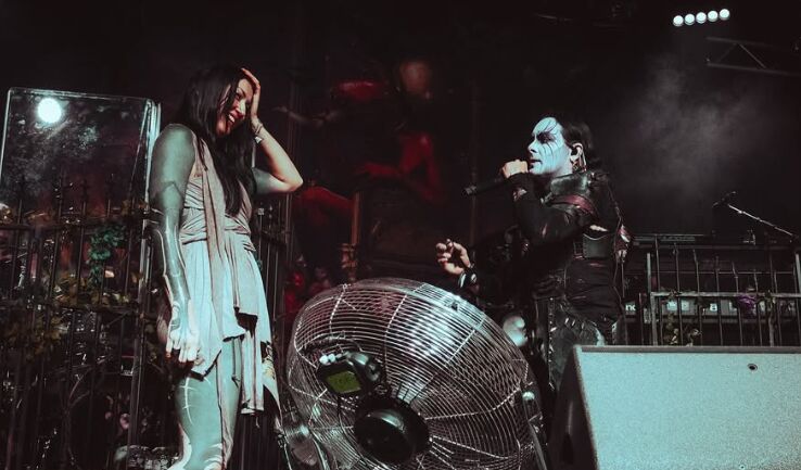Read more about the article Ο frontman των CRADLE OF FILTH, DANI FILTH, κάνει πρόταση γάμου στη σύντροφό του στη…