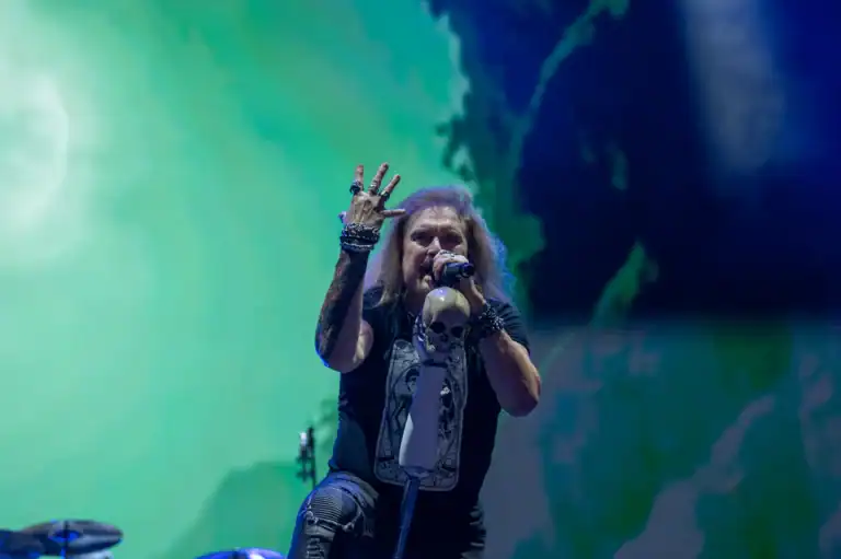 Read more about the article DREAM THEATER streams live in studio performance of three songs