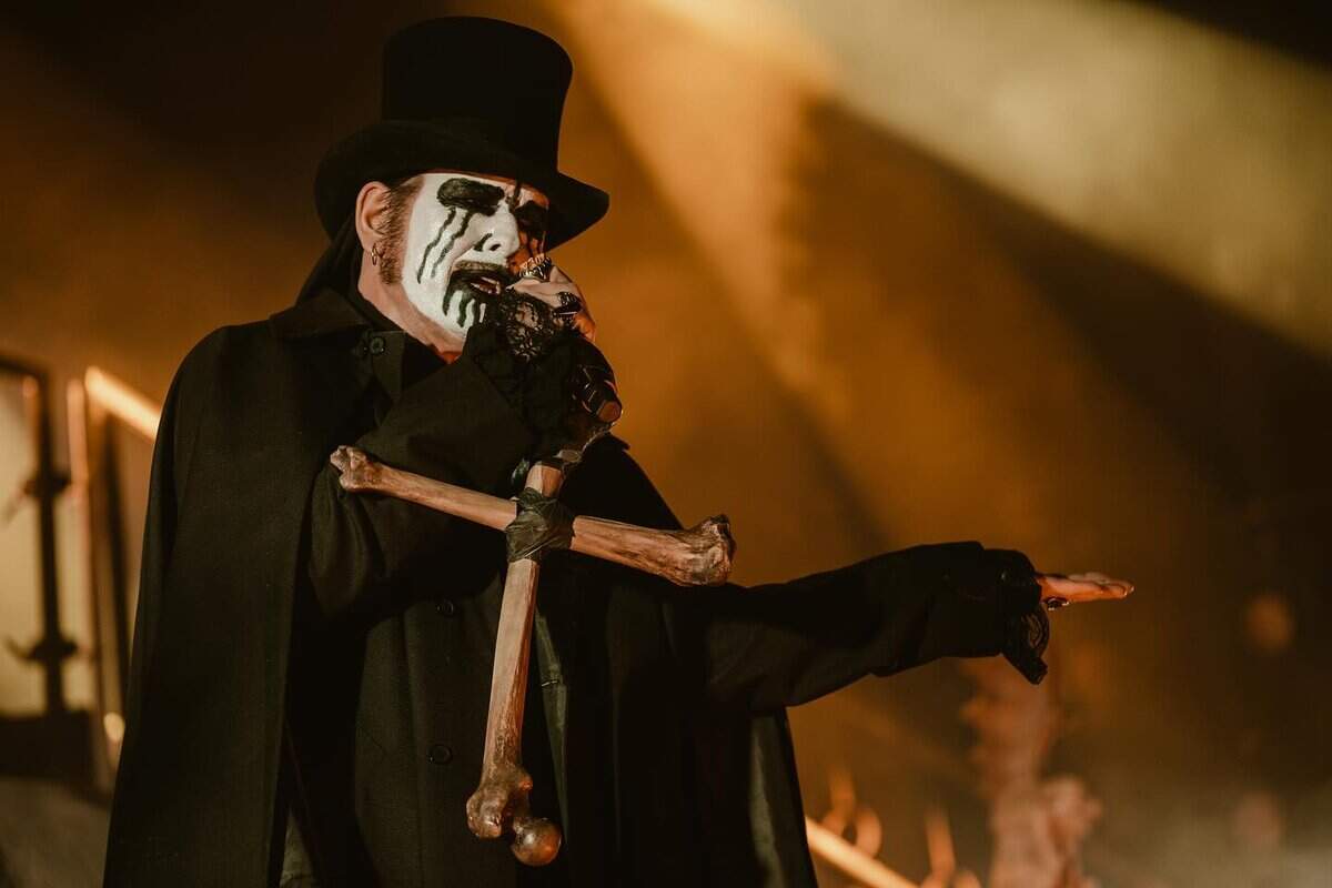 Read more about the article KING DIAMOND cancels more live dates and issues update – “We could be back performing this Thursday”