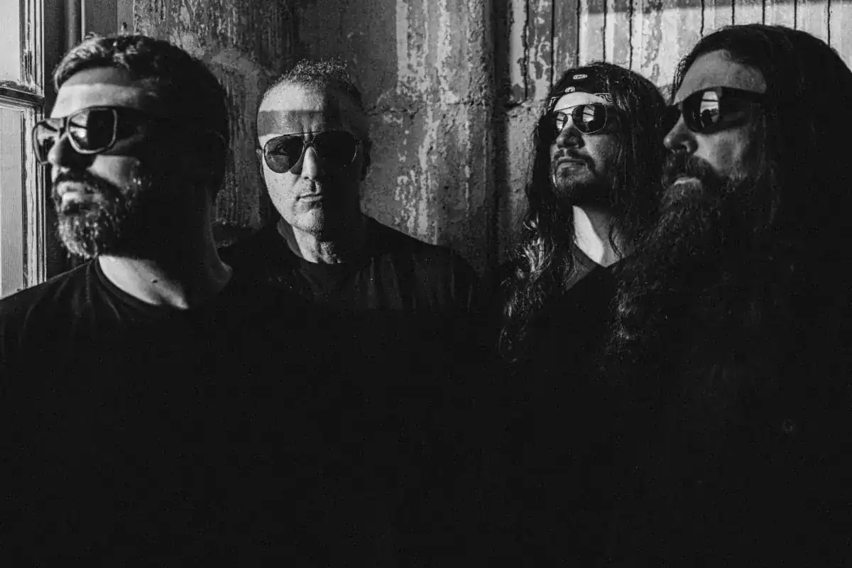 Read more about the article Οι TOMBS κυκλοφόρησαν το νέο τους single “The Sun Sets”