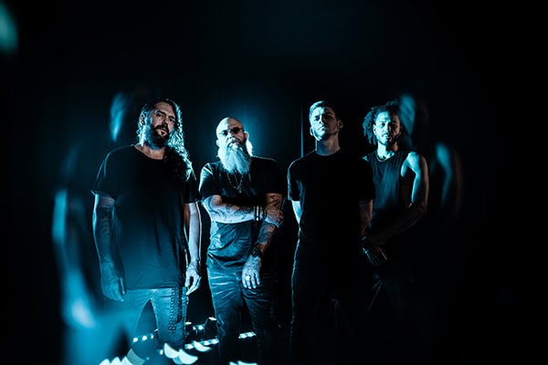 Read more about the article Οι  KLOGR αποκαλύπτουν  το “White Eyes”: Μια επανεκτέλεση ενός κλασικού κομματιού