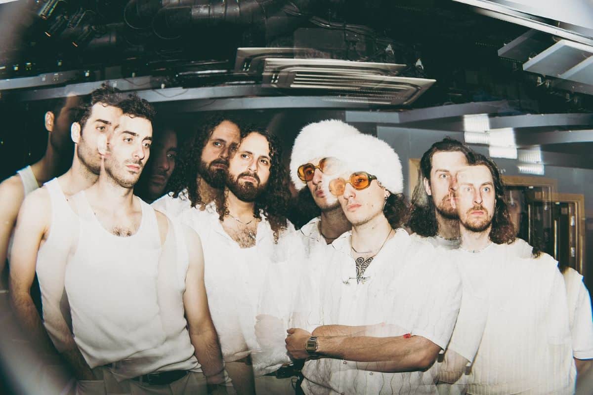 Read more about the article Οι VIANOVA κυκλοφορούν αιφνιδιαστικά το ντεμπούτο άλμπουμ τους, αφού πρώτα διέρρευσαν υλικό στο ONLY FANS!