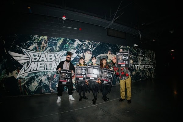 Read more about the article FIVE FINGER DEATH PUNCH And Babymetal Celebrate Making Radio History And “The End” Hitting #1…