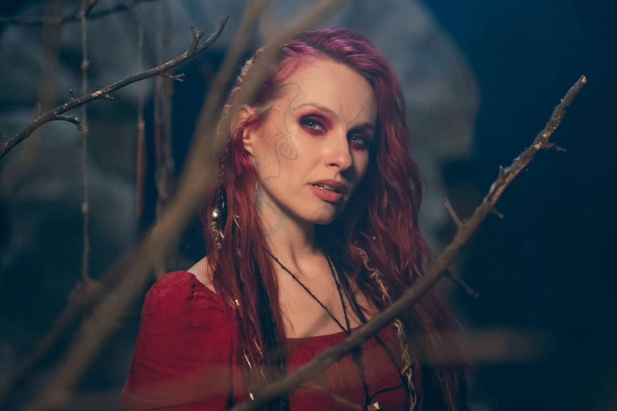 Read more about the article Η Fabienne Erni των ELUVEITIE ανακοίνωσε το σόλο άλμπουμ της “Starveil”