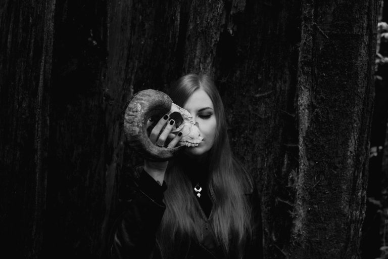 Read more about the article Polish dark folk solo project OLS unveils new video for “bez nas”