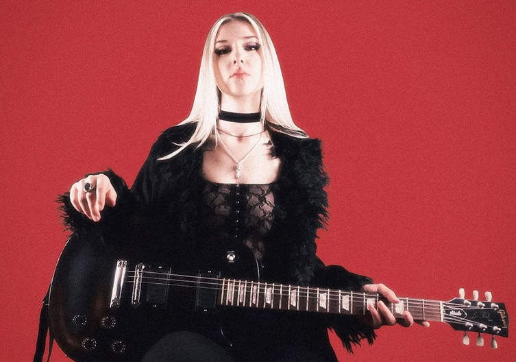 Read more about the article ALICE COOPER introduces new guitarist Anna Cara