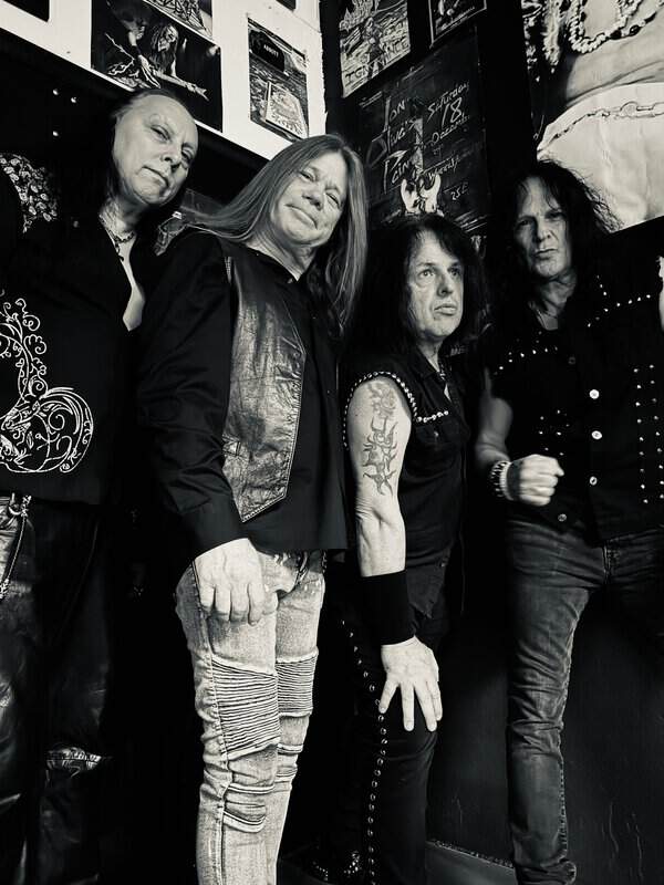 Read more about the article DECIBEL DOGS – “Day Zero” κριτική single